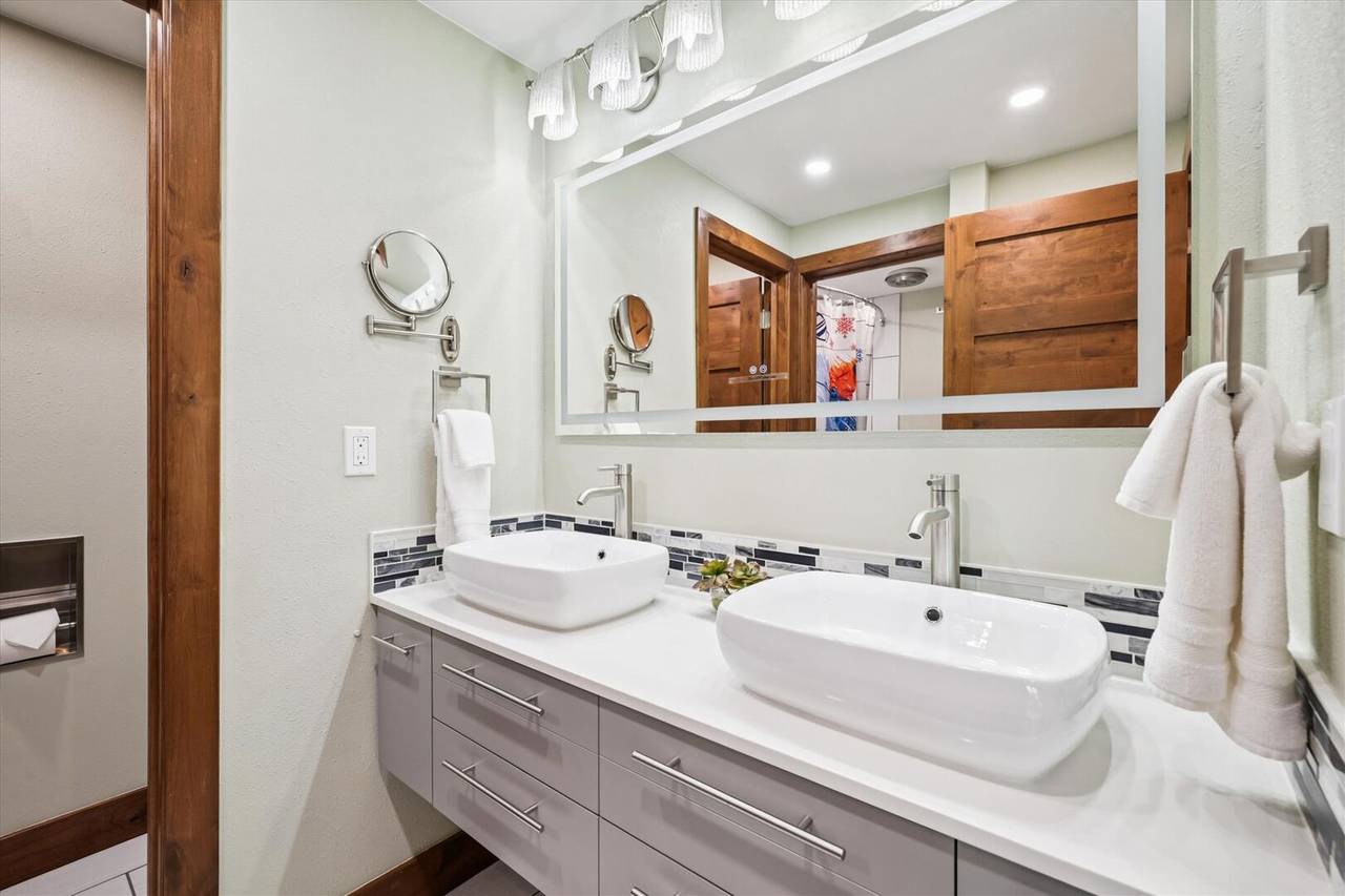 Bathroom, Village at Breckenridge Peak 9 Inn, Liftside 402, Breckenridge Vacation Rental Bathroom, Village at Breckenridge Peak 9 Inn, Liftside 402, Breckenridge Vacation Rental