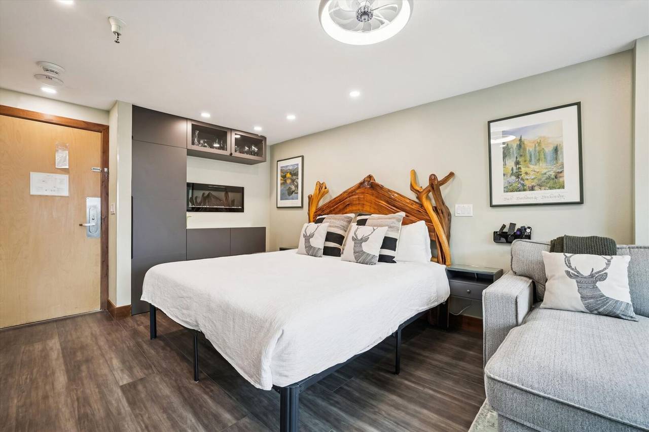 Bed, Village at Breckenridge Peak 9 Inn, Liftside 402, Breckenridge Vacation Rental Bed, Village at Breckenridge Peak 9 Inn, Liftside 402, Breckenridge Vacation Rental