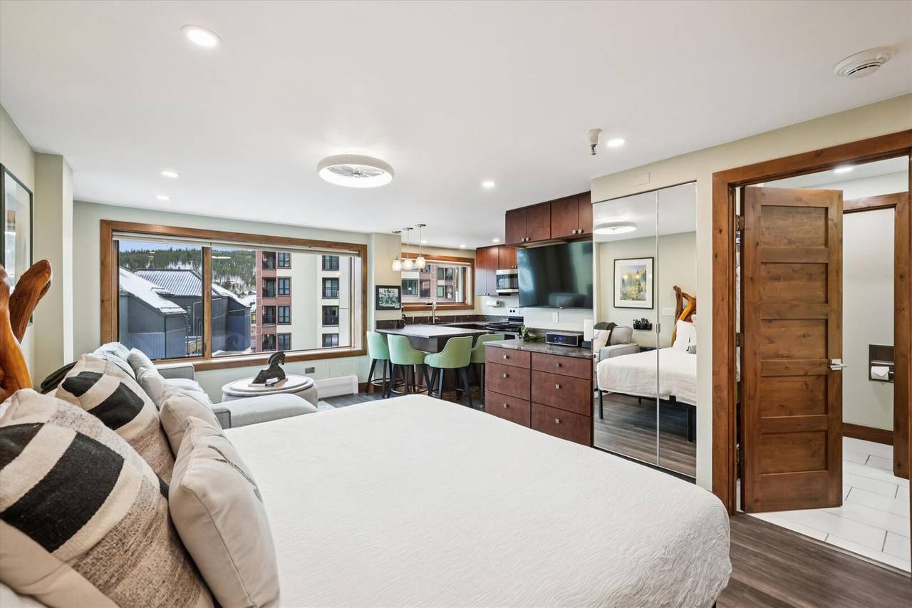 Bed, Village at Breckenridge Peak 9 Inn, Liftside 402, Breckenridge Vacation Rental Bed, Village at Breckenridge Peak 9 Inn, Liftside 402, Breckenridge Vacation Rental