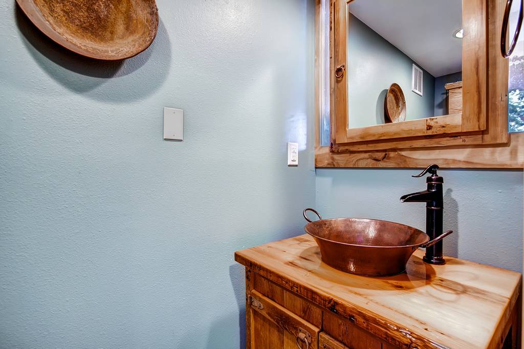Half bath located off the living room - 4 O'Clock Lodge D26 Breckenridge Vacation Rental Half bath located off the living room - 4 O'Clock Lodge D26 Breckenridge Vacation Rental