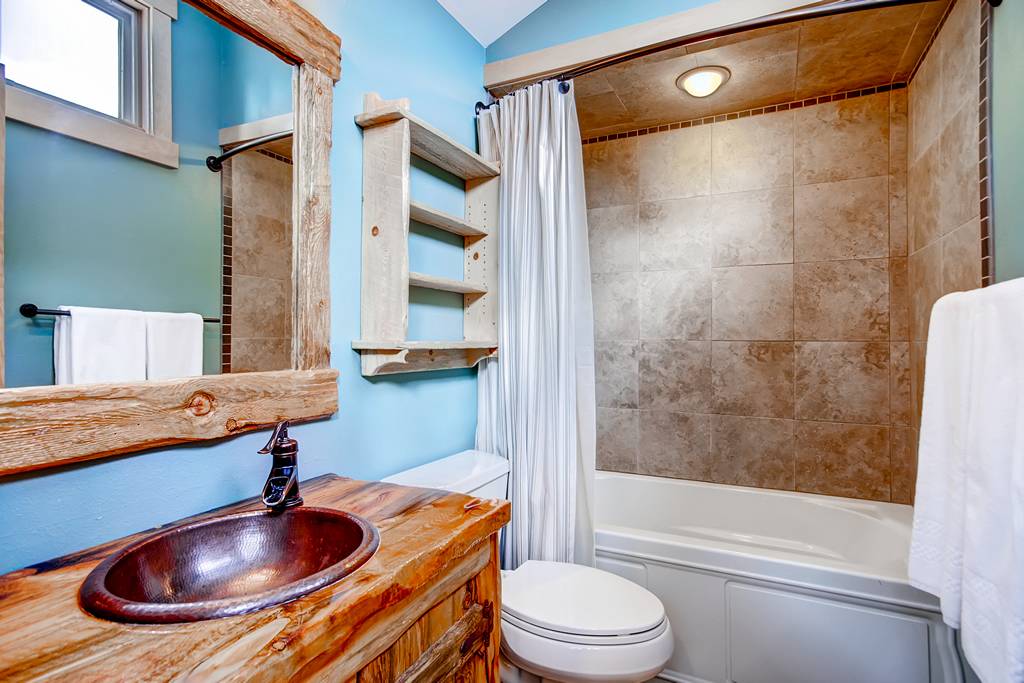 Hallway bathroom utilized by the King bedroom and loft beds - 4 O'Clock Lodge D26 Breckenridge Vacation Rental Hallway bathroom utilized by the King bedroom and loft beds - 4 O'Clock Lodge D26 Breckenridge Vacation Rental