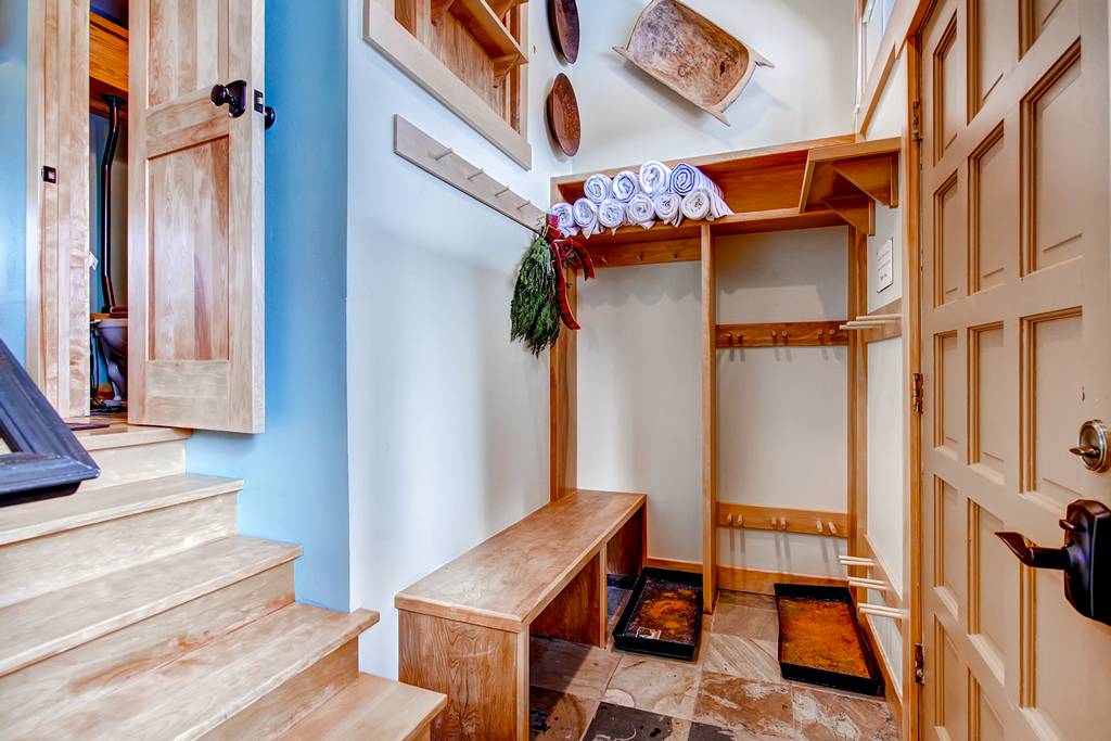 Plenty of boot and coat storage inside the front door - 4 O'Clock Lodge D26 Breckenridge Vacation Rental Plenty of boot and coat storage inside the front door - 4 O'Clock Lodge D26 Breckenridge Vacation Rental