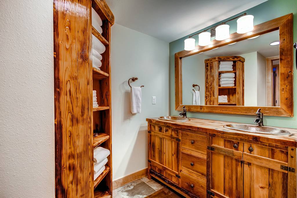 Jetted tub and shower combo in shared lower level bathroom - 4 O'Clock Lodge D26 Breckenridge Vacation Rental Jetted tub and shower combo in shared lower level bathroom - 4 O'Clock Lodge D26 Breckenridge Vacation Rental