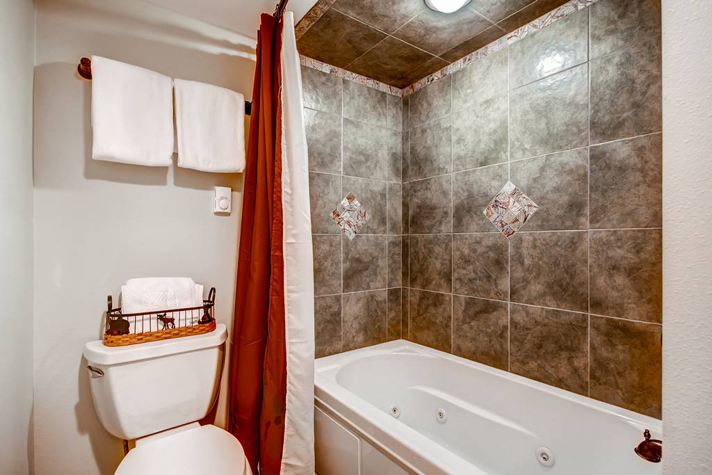 Jetted tub and shower combo in shared lower level bathroom - 4 O'Clock Lodge D26 Breckenridge Vacation Rental Jetted tub and shower combo in shared lower level bathroom - 4 O'Clock Lodge D26 Breckenridge Vacation Rental