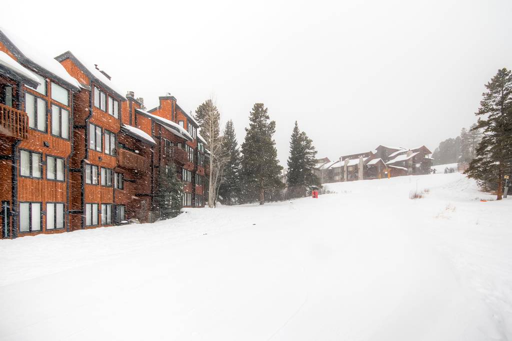 Enjoy the convenience of the ski-in condo that sits across the street from lift - 4 O'Clock Lodge D26 Breckenridge Vacation Rental Enjoy the convenience of the ski-in condo that sits across the street from lift - 4 O'Clock Lodge D26 Breckenridge Vacation Rental