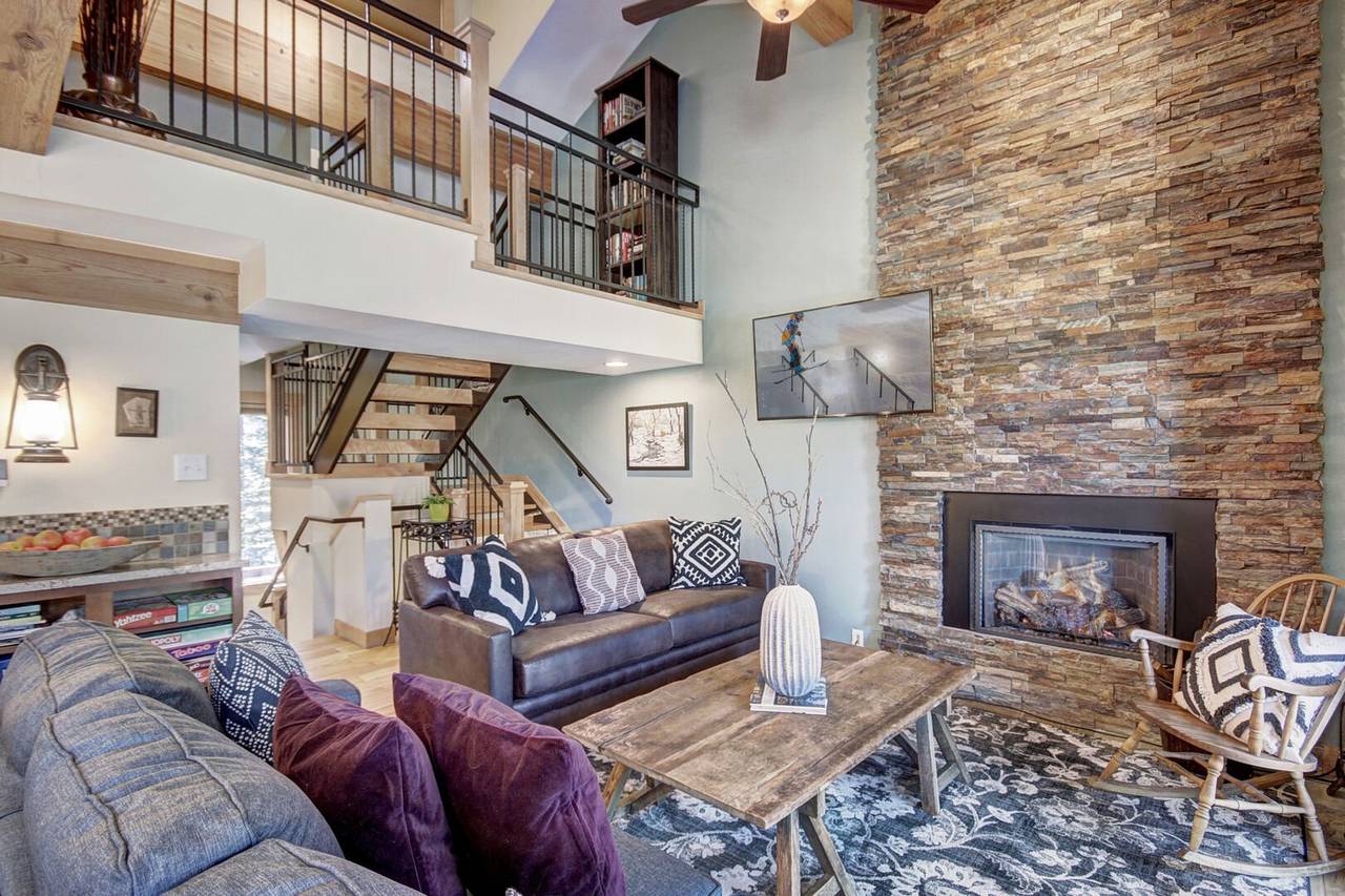 Gather as a group in the spacious great room - 4 O'Clock Lodge D26 Breckenridge Vacation Rental Gather as a group in the spacious great room - 4 O'Clock Lodge D26 Breckenridge Vacation Rental