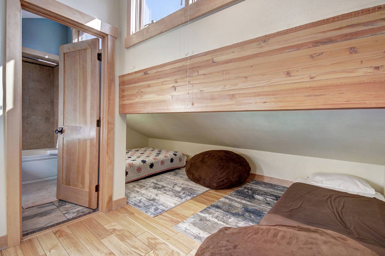 Upper level loft - 4 O'Clock Lodge D26 Breckenridge Vacation Rental Upper level loft - 4 O'Clock Lodge D26 Breckenridge Vacation Rental