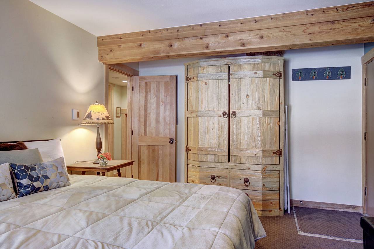 King-size bed located in the lower level bedroom - 4 O'Clock Lodge D26 Breckenridge Vacation Rental King-size bed located in the lower level bedroom - 4 O'Clock Lodge D26 Breckenridge Vacation Rental