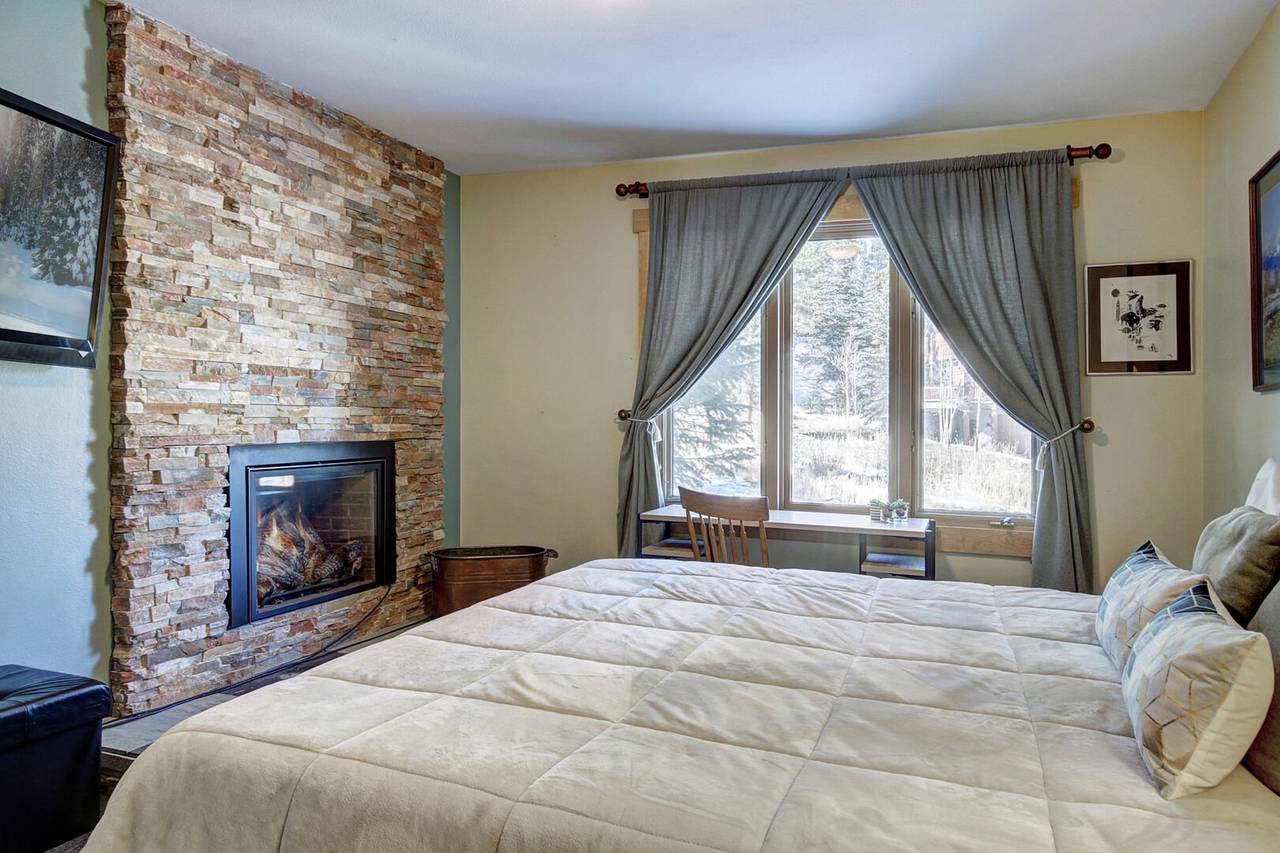 King-size bed located in the lower level bedroom - 4 O'Clock Lodge D26 Breckenridge Vacation Rental King-size bed located in the lower level bedroom - 4 O'Clock Lodge D26 Breckenridge Vacation Rental