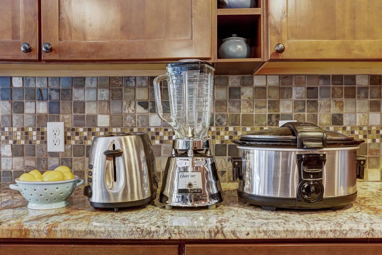 10 cup coffee maker, toaster and slow-cooker provided in the kitchen - 4 O'Clock Lodge D26 Breckenridge Vacation Rental 10 cup coffee maker, toaster and slow-cooker provided in the kitchen - 4 O'Clock Lodge D26 Breckenridge Vacation Rental