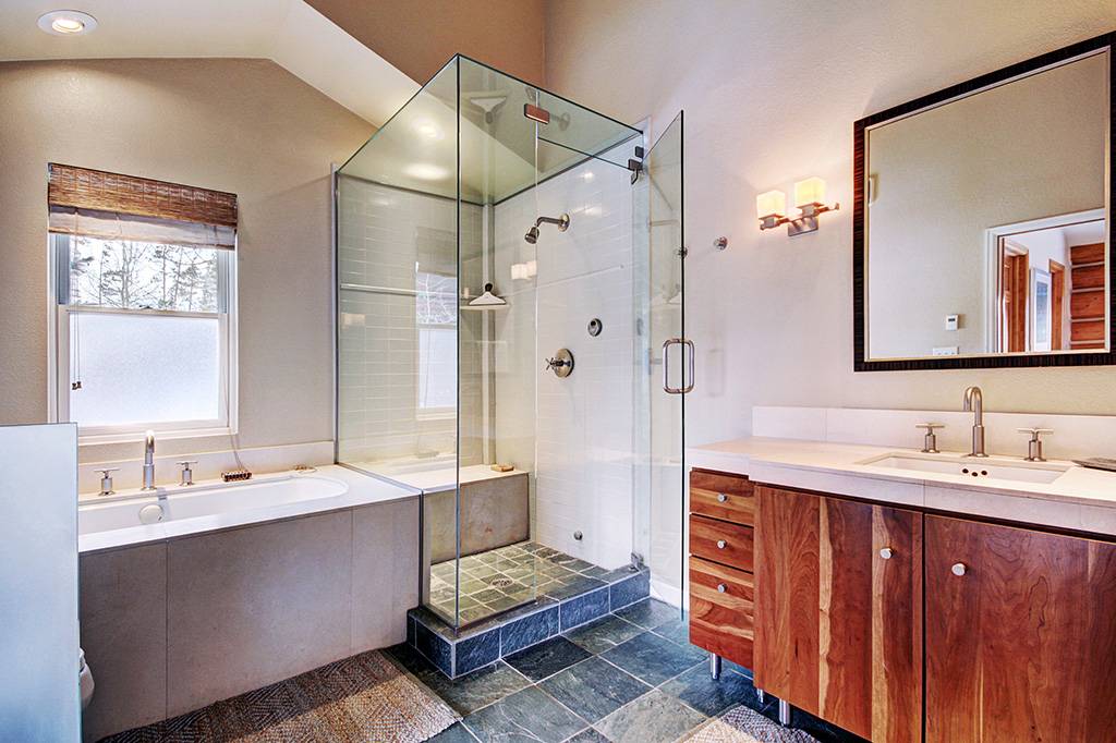 Main level private bath with walk-in steam shower, bathtub and 1 sink - 10 Southface -Breckenridge Vacation Rental Main level private bath with walk-in steam shower, bathtub and 1 sink - 10 Southface -Breckenridge Vacation Rental