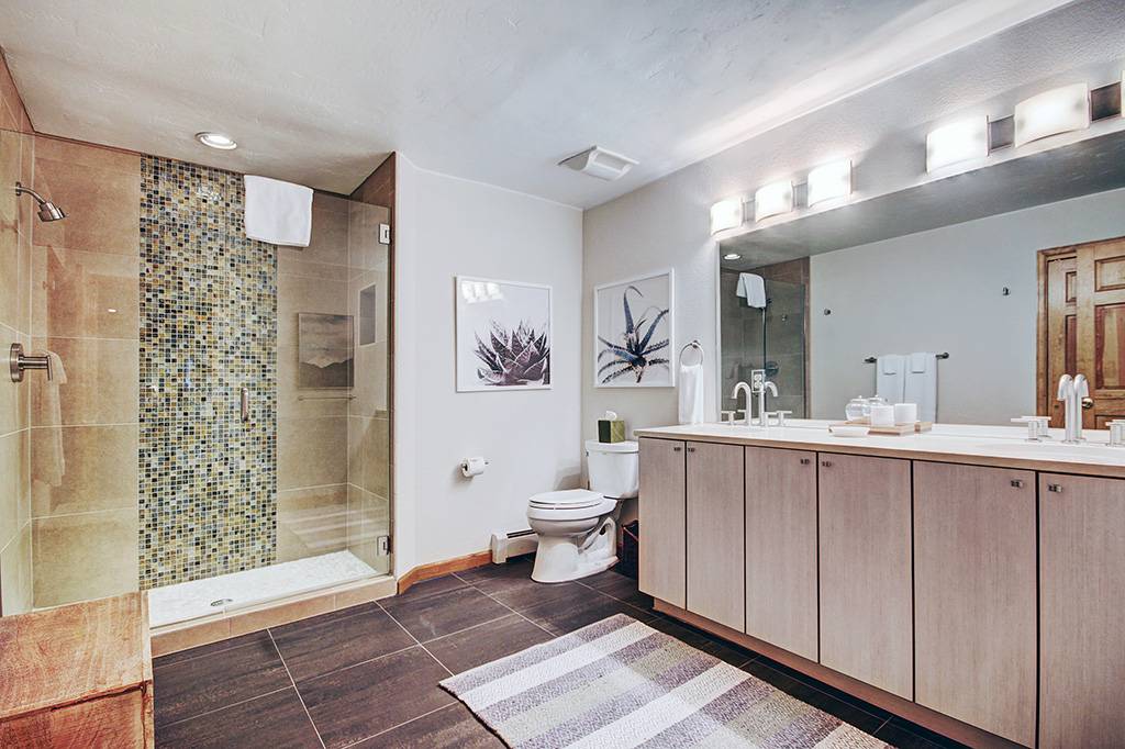 Lower level shared bathroom with walk-in shower and 2 sinks - 10 Southface Breckenridge Vacation Rental Lower level shared bathroom with walk-in shower and 2 sinks - 10 Southface Breckenridge Vacation Rental