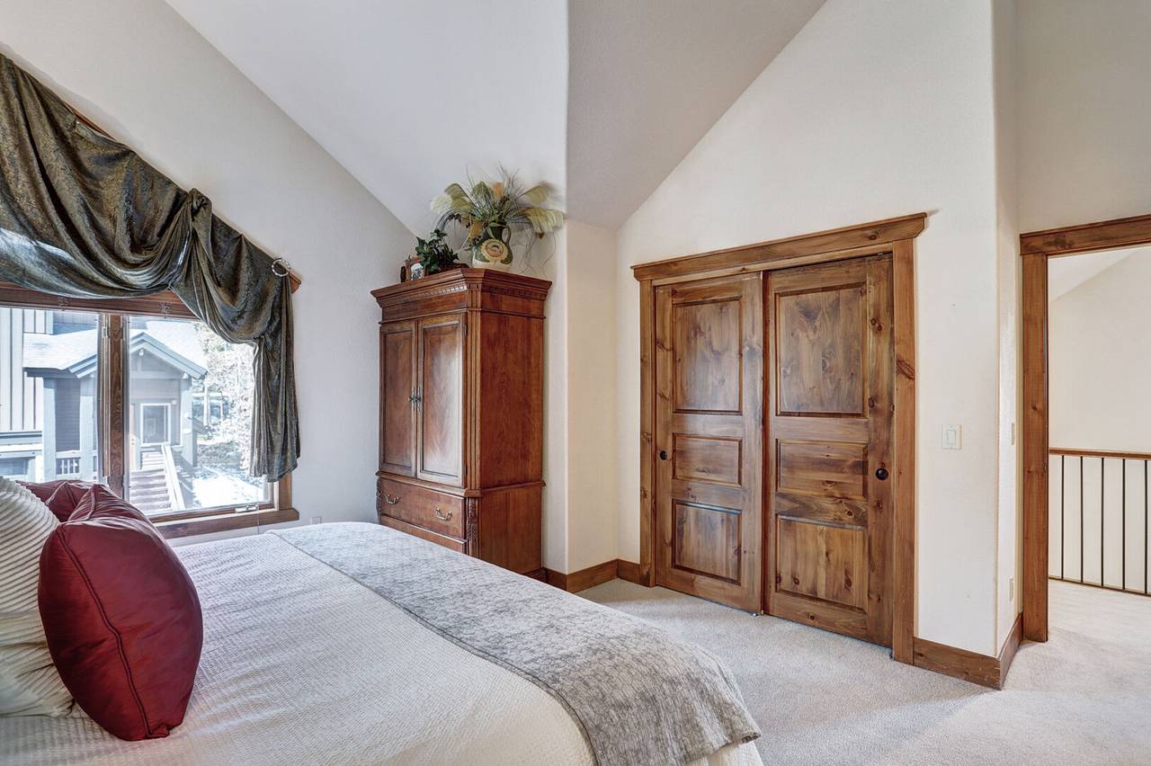 Store your vacation clothes in the spacious closet - Amber Sky Breckenridge Vacation Rental Store your vacation clothes in the spacious closet - Amber Sky Breckenridge Vacation Rental