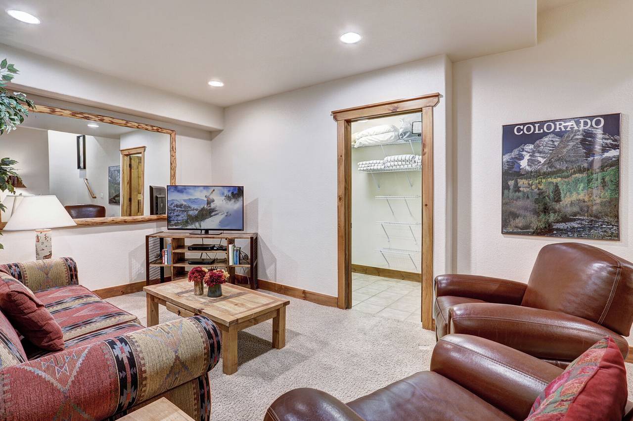 Lower level living area with a pullout couch for extra sleeping arrangements - Amber Sky Breckenridge Vacation Rental Lower level living area with a pullout couch for extra sleeping arrangements - Amber Sky Breckenridge Vacation Rental
