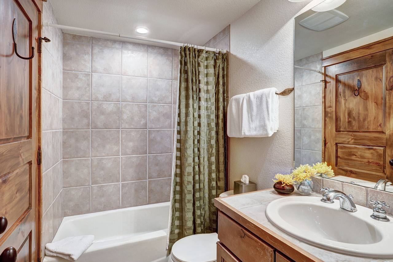 Second private bathroom for queen bedroom - Amber Sky Breckenridge Vacation Rental Second private bathroom for queen bedroom - Amber Sky Breckenridge Vacation Rental