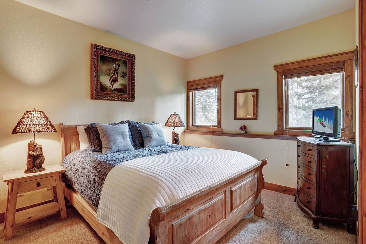 Lower level queen bedroom with TV and private bathroom - Amber Sky Breckenridge Vacation Rental Lower level queen bedroom with TV and private bathroom - Amber Sky Breckenridge Vacation Rental
