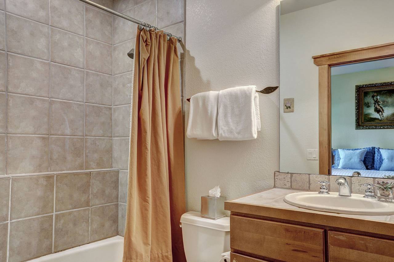 Private bathroom for lower level queen bedroom - Amber Sky Breckenridge Vacation Rental Private bathroom for lower level queen bedroom - Amber Sky Breckenridge Vacation Rental