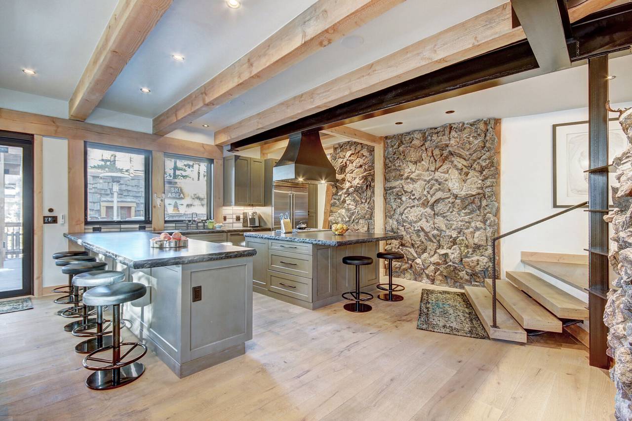 Additional kitchen view with seating of 7 around the islands - Arrow Darrow Breckenridge Vacation Rental Additional kitchen view with seating of 7 around the islands - Arrow Darrow Breckenridge Vacation Rental