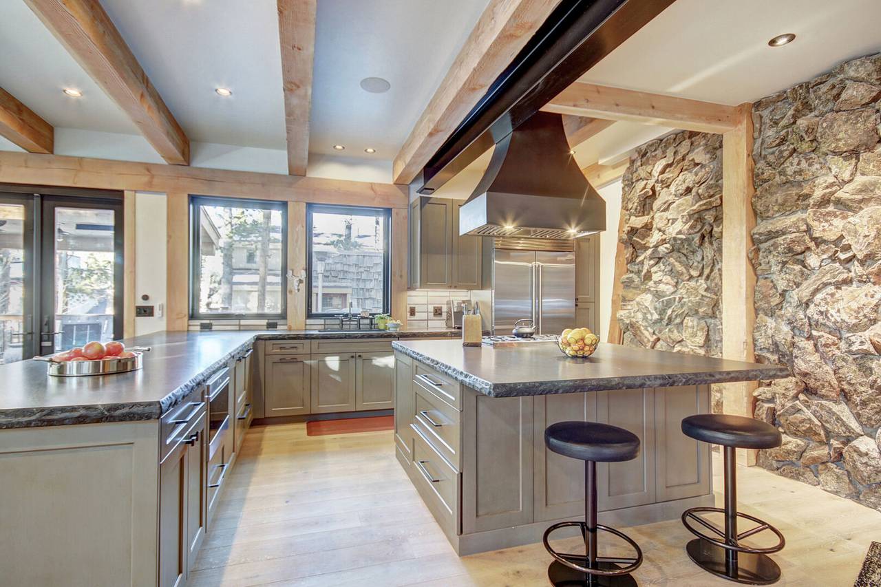 Take advantage of the wrap around counter space and center island - Arrow Darrow Breckenridge Vacation Rental Take advantage of the wrap around counter space and center island - Arrow Darrow Breckenridge Vacation Rental