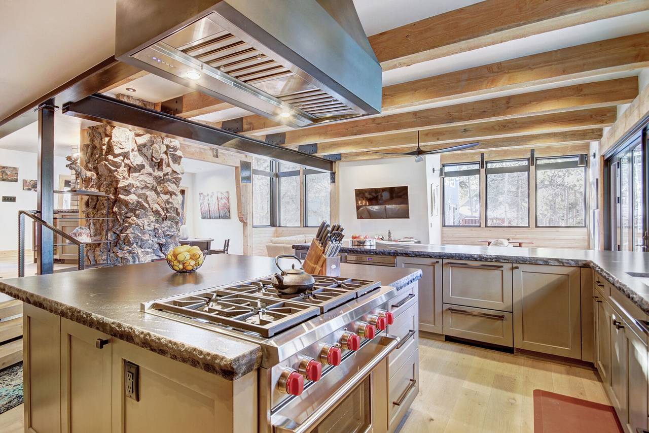 Cooks will delight in all the upgrades in this gourmet kitchen - Arrow Darrow Breckenridge Vacation Rental Cooks will delight in all the upgrades in this gourmet kitchen - Arrow Darrow Breckenridge Vacation Rental