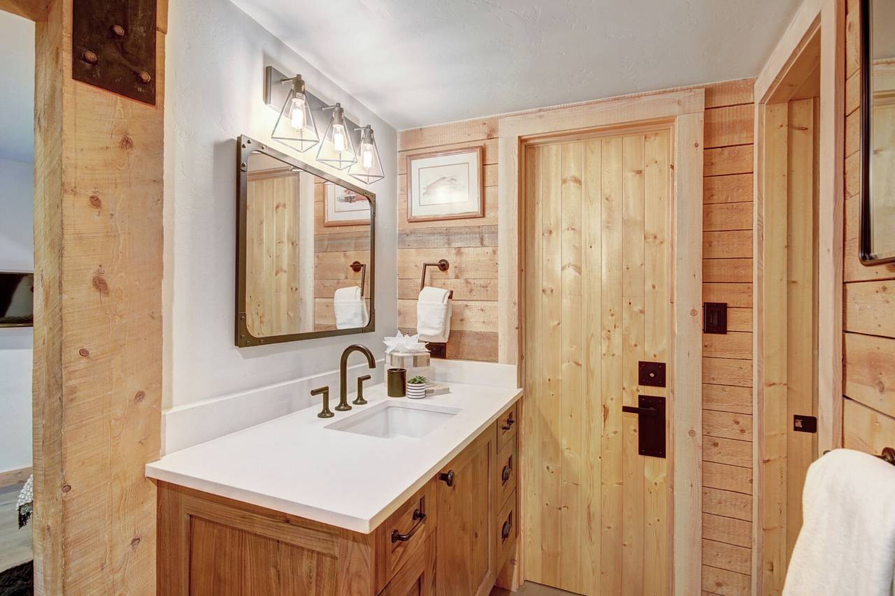 Main level primary private bath with large walk-in shower and 2 sinks - Arrow Darrow Breckenridge Vacation Rental Main level primary private bath with large walk-in shower and 2 sinks - Arrow Darrow Breckenridge Vacation Rental
