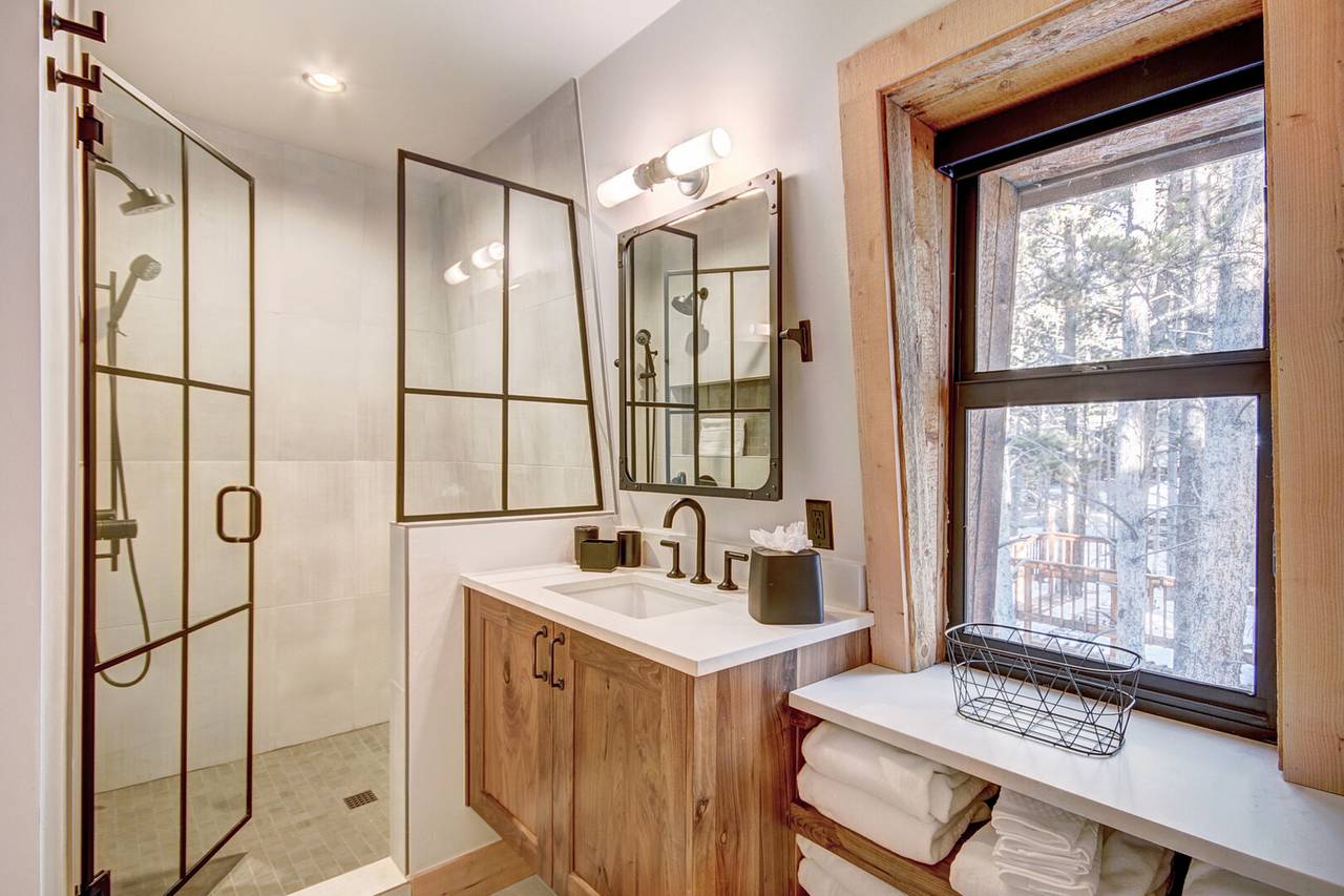 Upper level bunk room shared bath with walk-in shower and 1 sink - Arrow Darrow Breckenridge Vacation Rental Upper level bunk room shared bath with walk-in shower and 1 sink - Arrow Darrow Breckenridge Vacation Rental