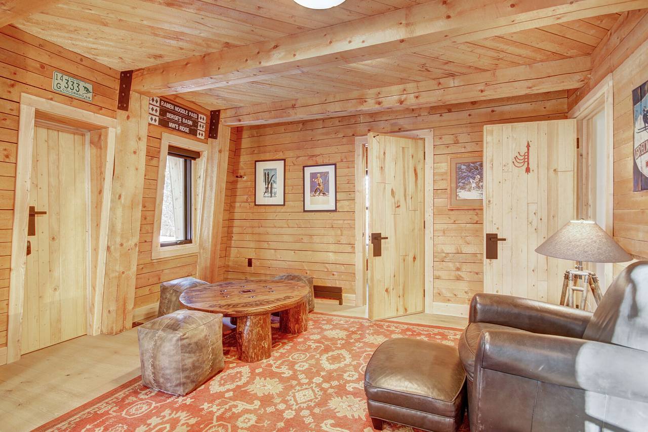 Upper level family room - Arrow Darrow Breckenridge Vacation Rental Upper level family room - Arrow Darrow Breckenridge Vacation Rental