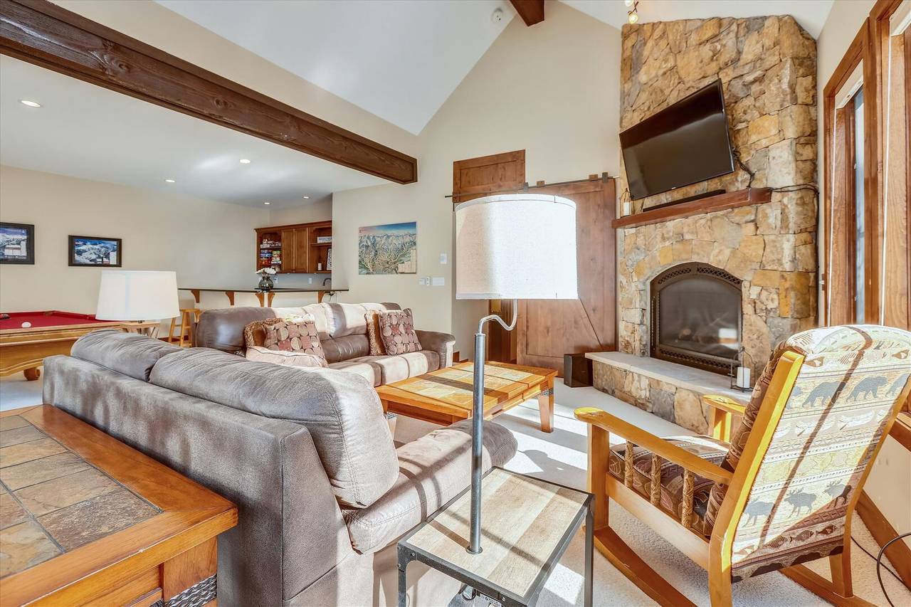 Lower level living area with pool table and bar - Baldy Mountain Overlook Breckenridge Vacation Rental Lower level living area with pool table and bar - Baldy Mountain Overlook Breckenridge Vacation Rental