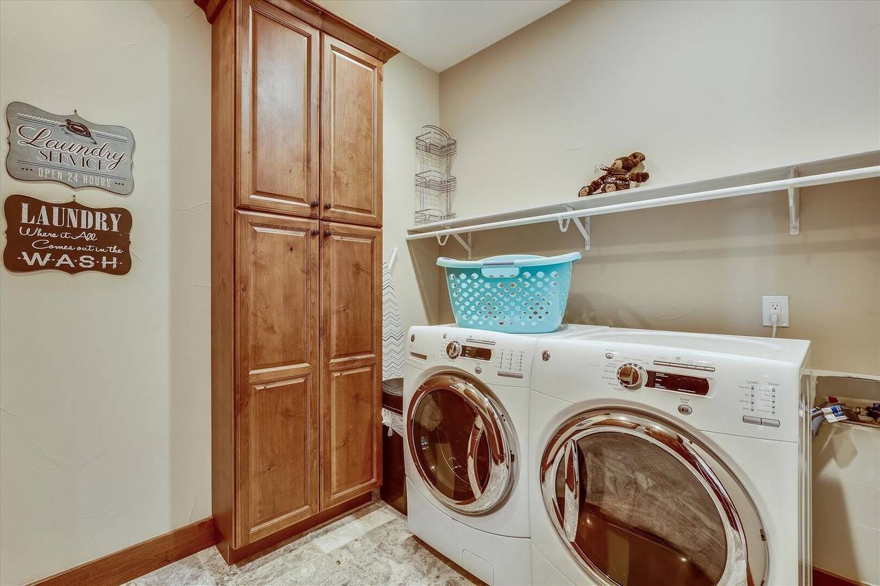 Laundry room with full size washer and dryer and linen closet - Baldy Mountain Overlook Breckenridge Vacation Rental Laundry room with full size washer and dryer and linen closet - Baldy Mountain Overlook Breckenridge Vacation Rental