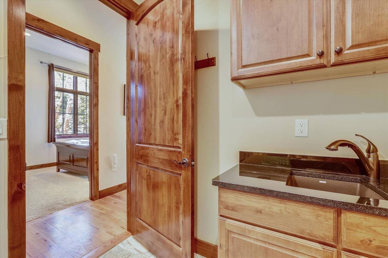 In addition to the washer and dryer, the laundry room additionally has a sink - Baldy Mountain Overlook Breckenridge Vacation Rental In addition to the washer and dryer, the laundry room additionally has a sink - Baldy Mountain Overlook Breckenridge Vacation Rental