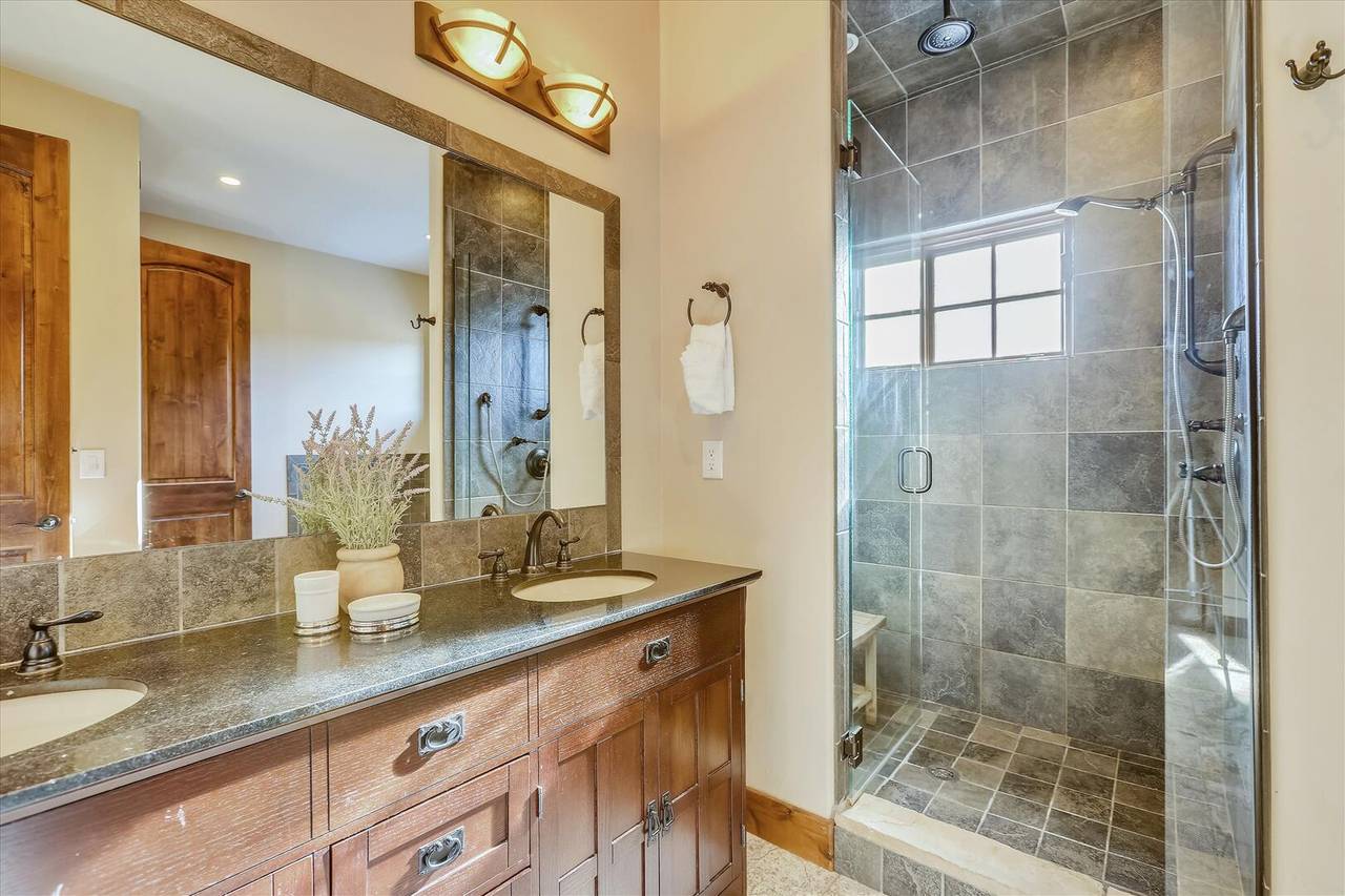Upper level master private bath with walk-in shower, bathtub, and 2 sinks - Baldy Mountain Overlook Breckenridge Vacation Rental Upper level master private bath with walk-in shower, bathtub, and 2 sinks - Baldy Mountain Overlook Breckenridge Vacation Rental