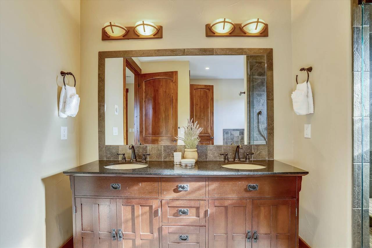 Upper level private bath - Baldy Mountain Overlook Breckenridge Vacation Rental Upper level private bath - Baldy Mountain Overlook Breckenridge Vacation Rental