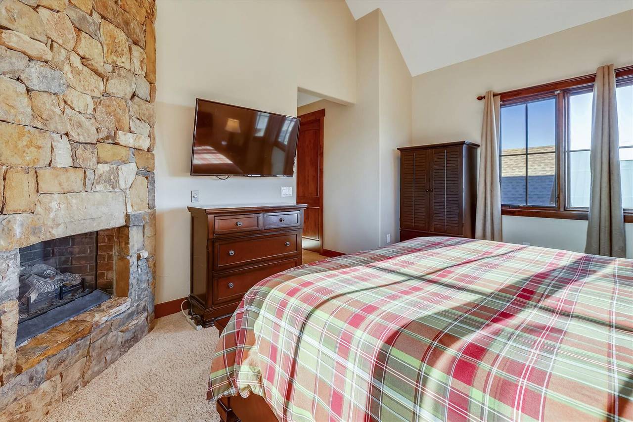 Master: equipped with flat screen TV and private fireplace - Baldy Mountain Overlook Breckenridge Vacation Rental Master: equipped with flat screen TV and private fireplace - Baldy Mountain Overlook Breckenridge Vacation Rental