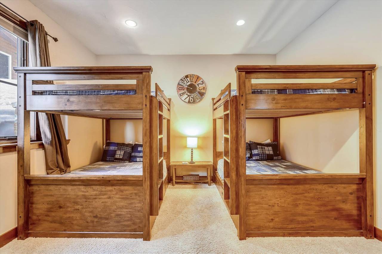 Lower level bunk room with two twin/twin bunks - Baldy Mountain Overlook Breckenridge Vacation Rental Lower level bunk room with two twin/twin bunks - Baldy Mountain Overlook Breckenridge Vacation Rental