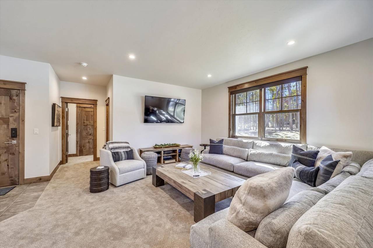 Living Area - Cocoa Cabin Breckenridge Vacation Rental Living Area - Cocoa Cabin Breckenridge Vacation Rental