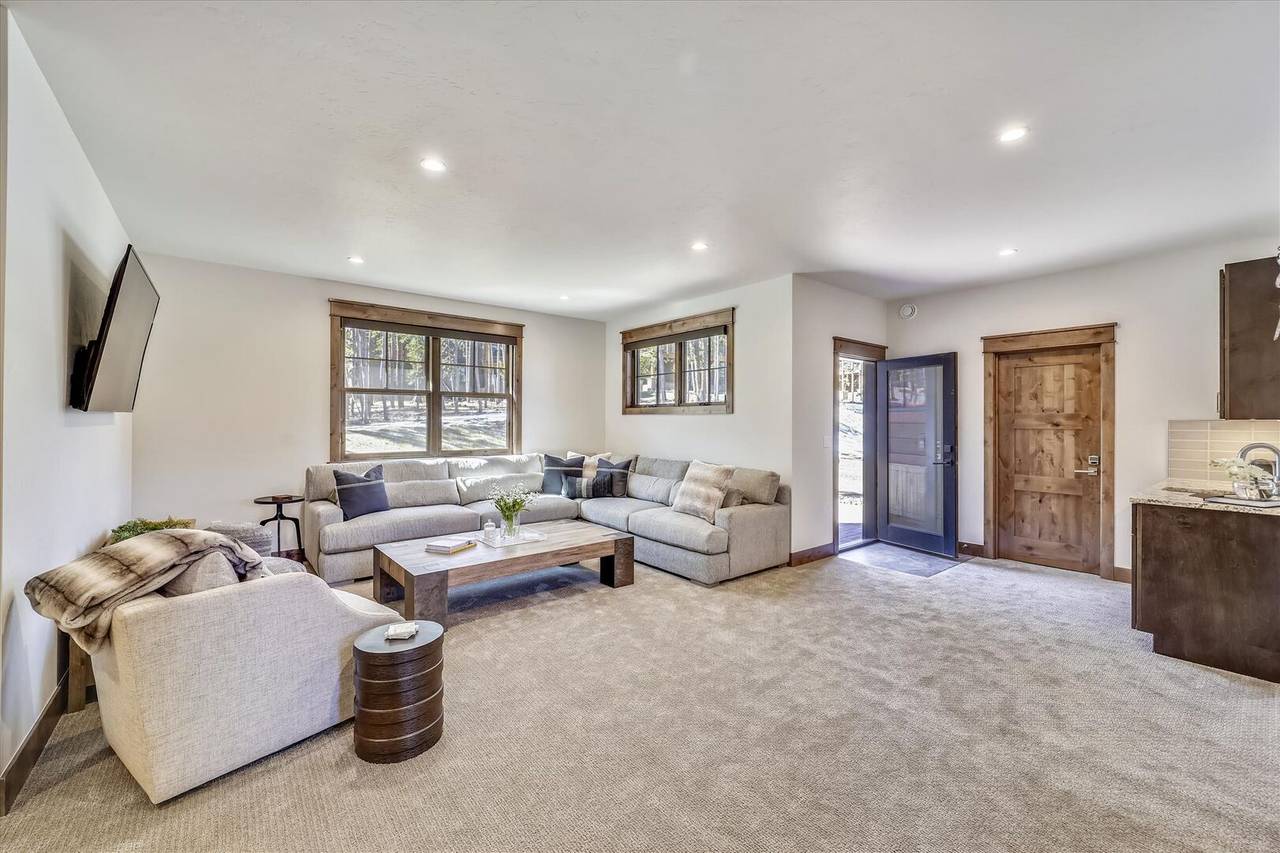 Living Area - Cocoa Cabin Breckenridge Vacation Rental Living Area - Cocoa Cabin Breckenridge Vacation Rental