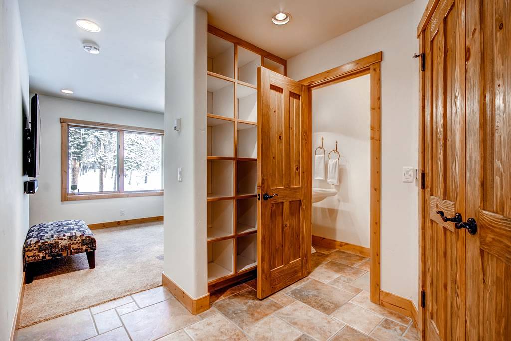 Hall - Dunkin Hill Lodge - Breckenridge Vacation Rental Hall - Dunkin Hill Lodge - Breckenridge Vacation Rental