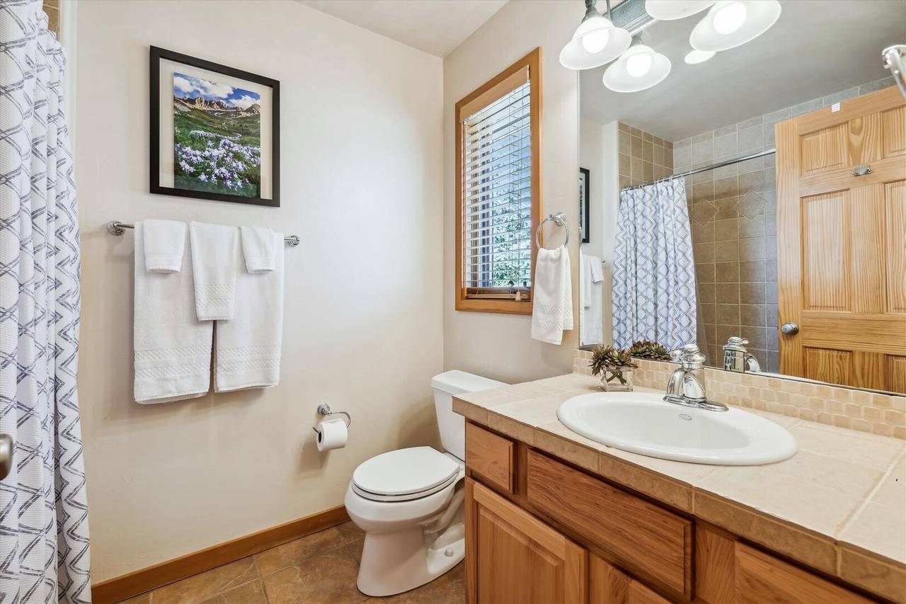 Bathroom - Legend Lake Lookout - Silverthorne Vacation Rental Bathroom - Legend Lake Lookout - Silverthorne Vacation Rental
