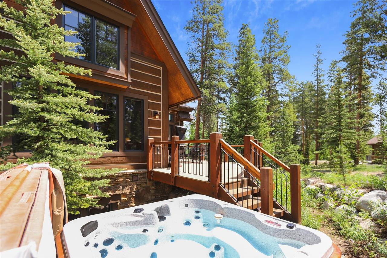Hot Tub - Shock Hill Retreat - Breckenridge Vacation Rental Hot Tub - Shock Hill Retreat - Breckenridge Vacation Rental