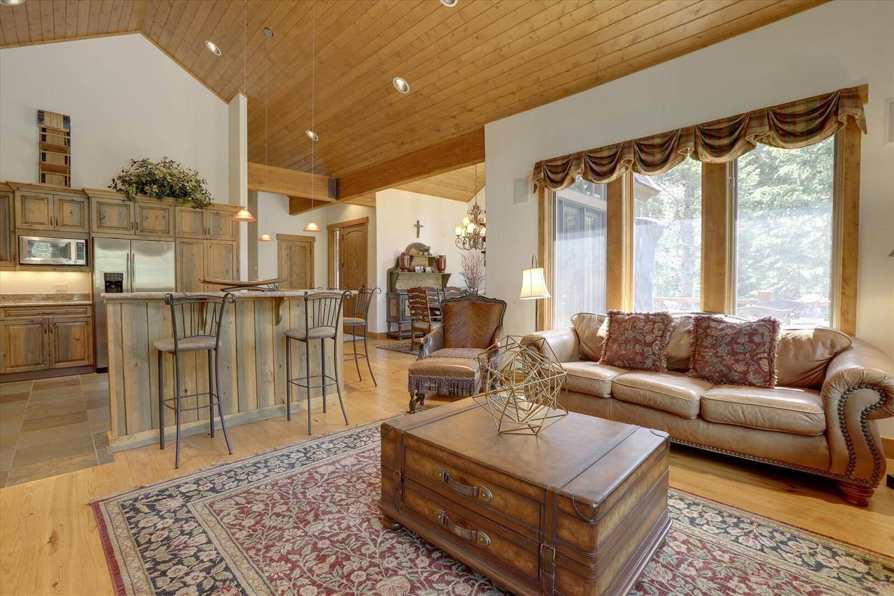 Living Area - Shock Hill Retreat - Breckenridge Vacation Rental Living Area - Shock Hill Retreat - Breckenridge Vacation Rental