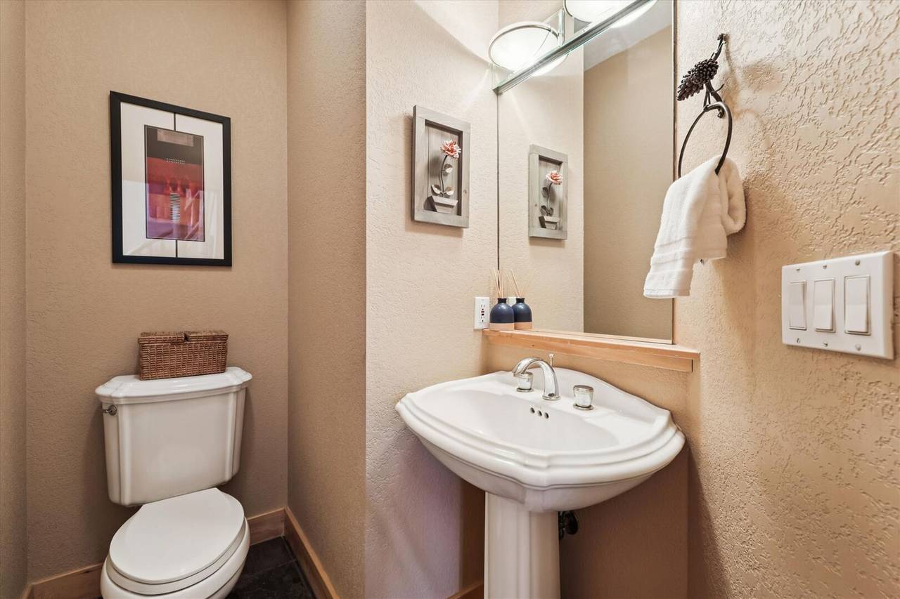 Bathroom - Thin Air Inn - Breckenridge Vacation Rental Bathroom - Thin Air Inn - Breckenridge Vacation Rental