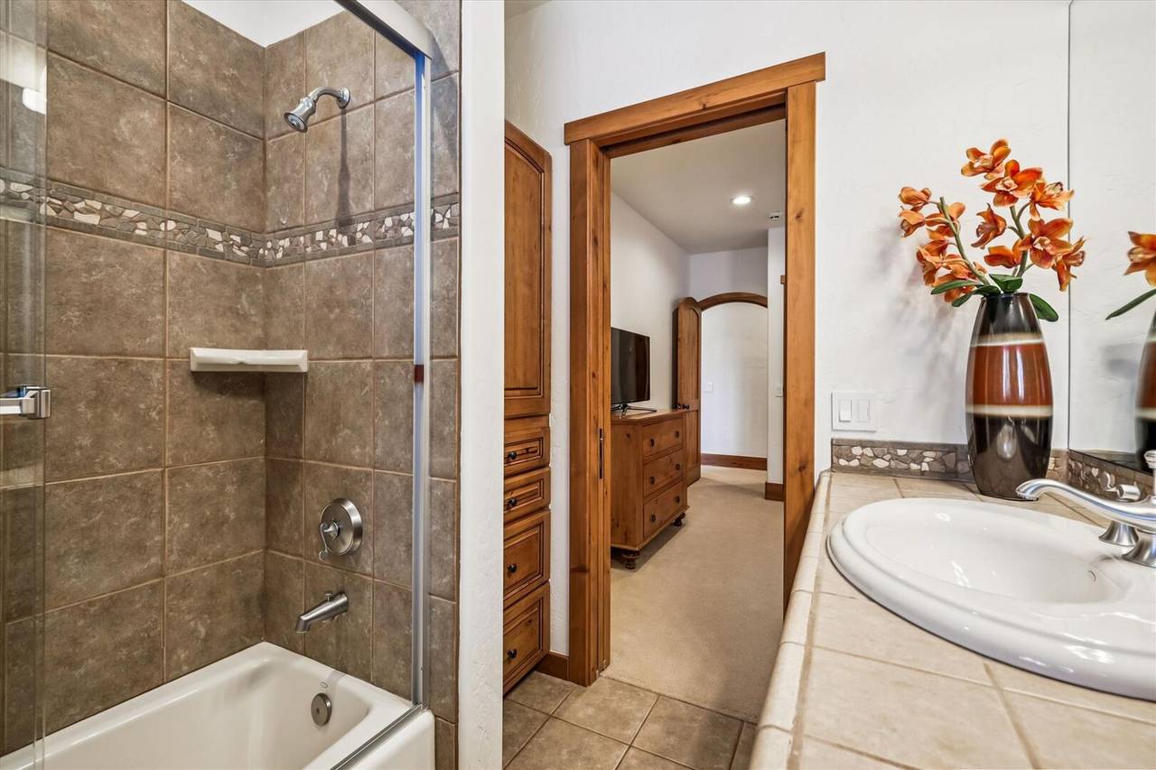 Bathroom - Ski Inn - Breckenridge Vacation Rental Bathroom - Ski Inn - Breckenridge Vacation Rental