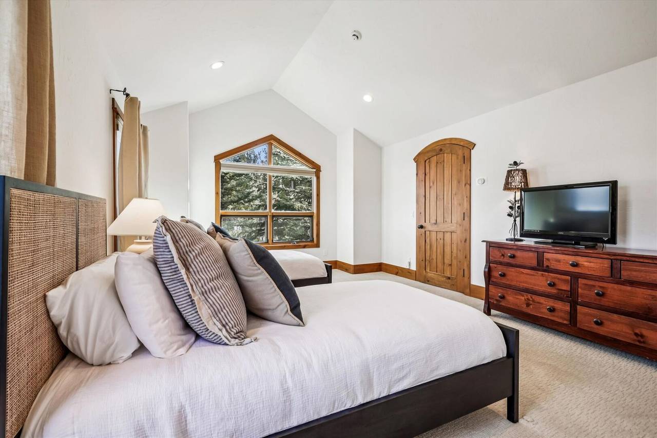 Bedroom - Ski Inn - Breckenridge Vacation Rental Bedroom - Ski Inn - Breckenridge Vacation Rental