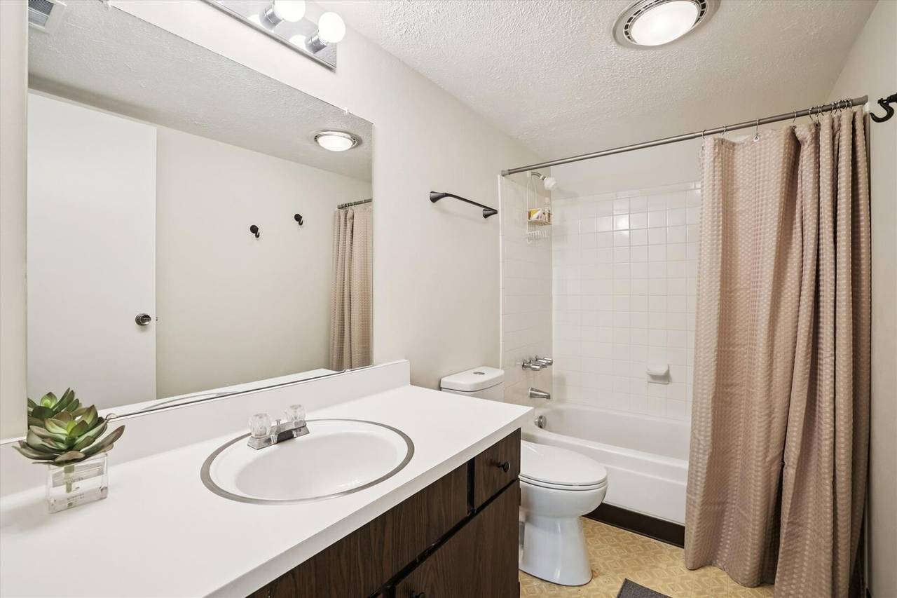 Bathroom - Ski & Racquet A-G1 - Breckenridge Vacation Rental Bathroom - Ski & Racquet A-G1 - Breckenridge Vacation Rental