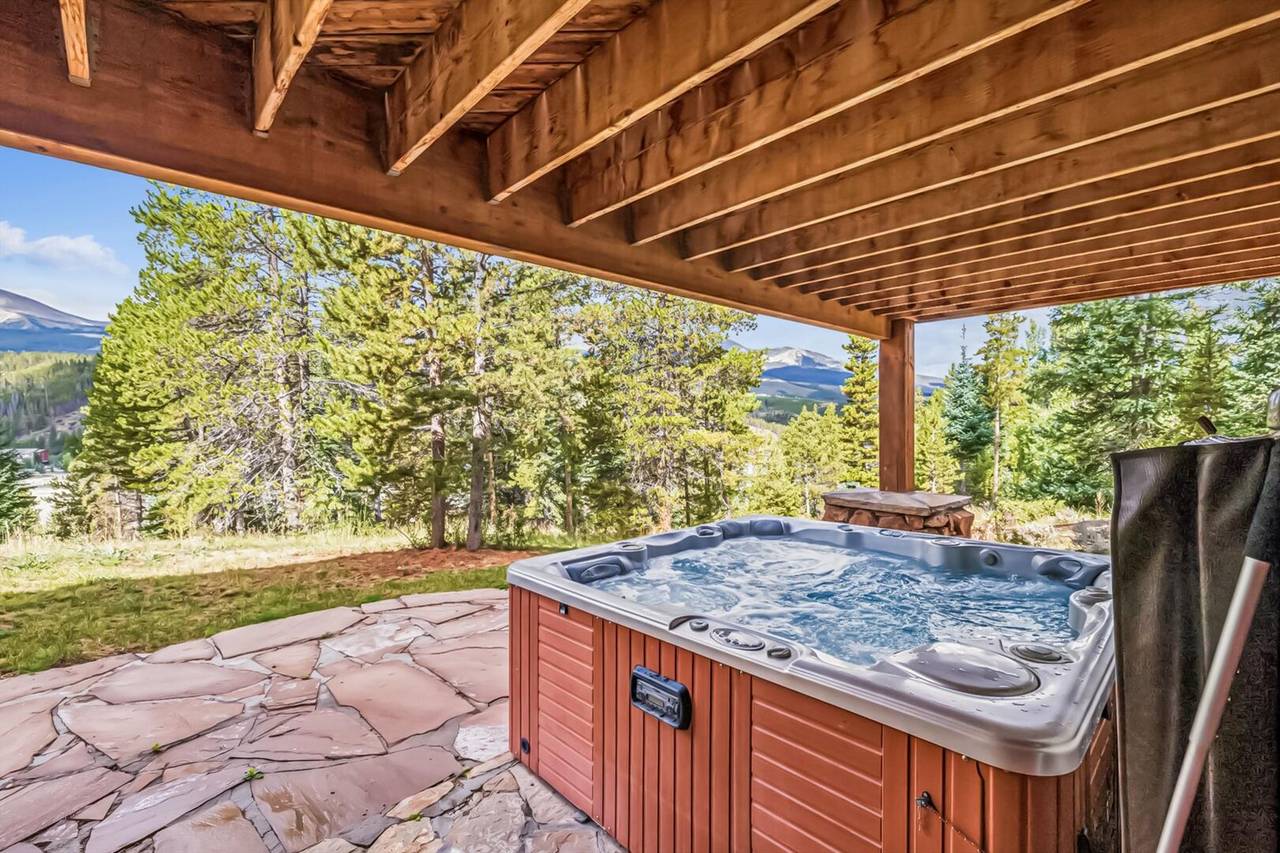 Hot Tub - Little Bear Lodge - Breckenridge Vacation Rental Hot Tub - Little Bear Lodge - Breckenridge Vacation Rental