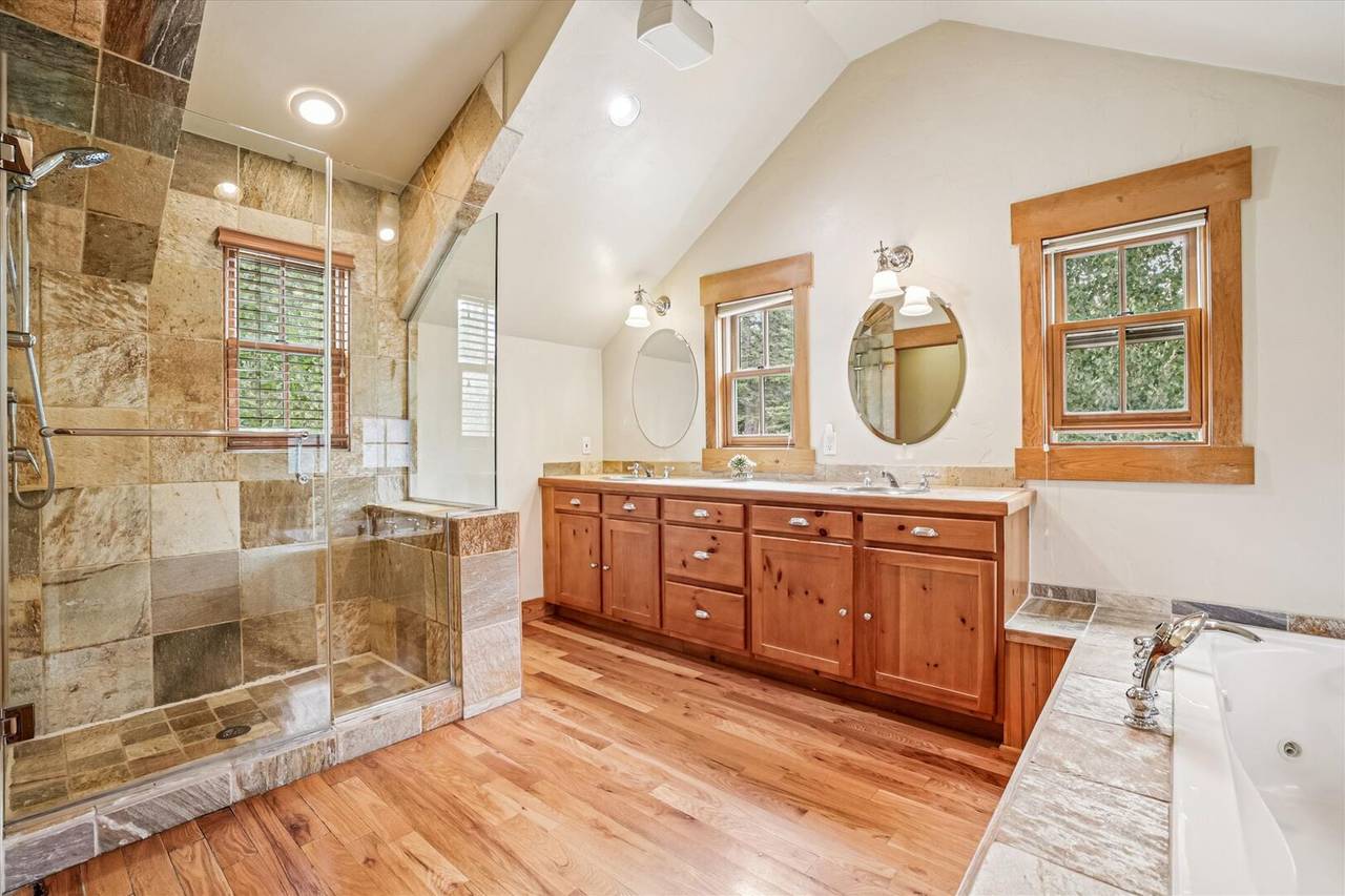 Bathroom - Little Bear Lodge - Breckenridge Vacation Rental Bathroom - Little Bear Lodge - Breckenridge Vacation Rental