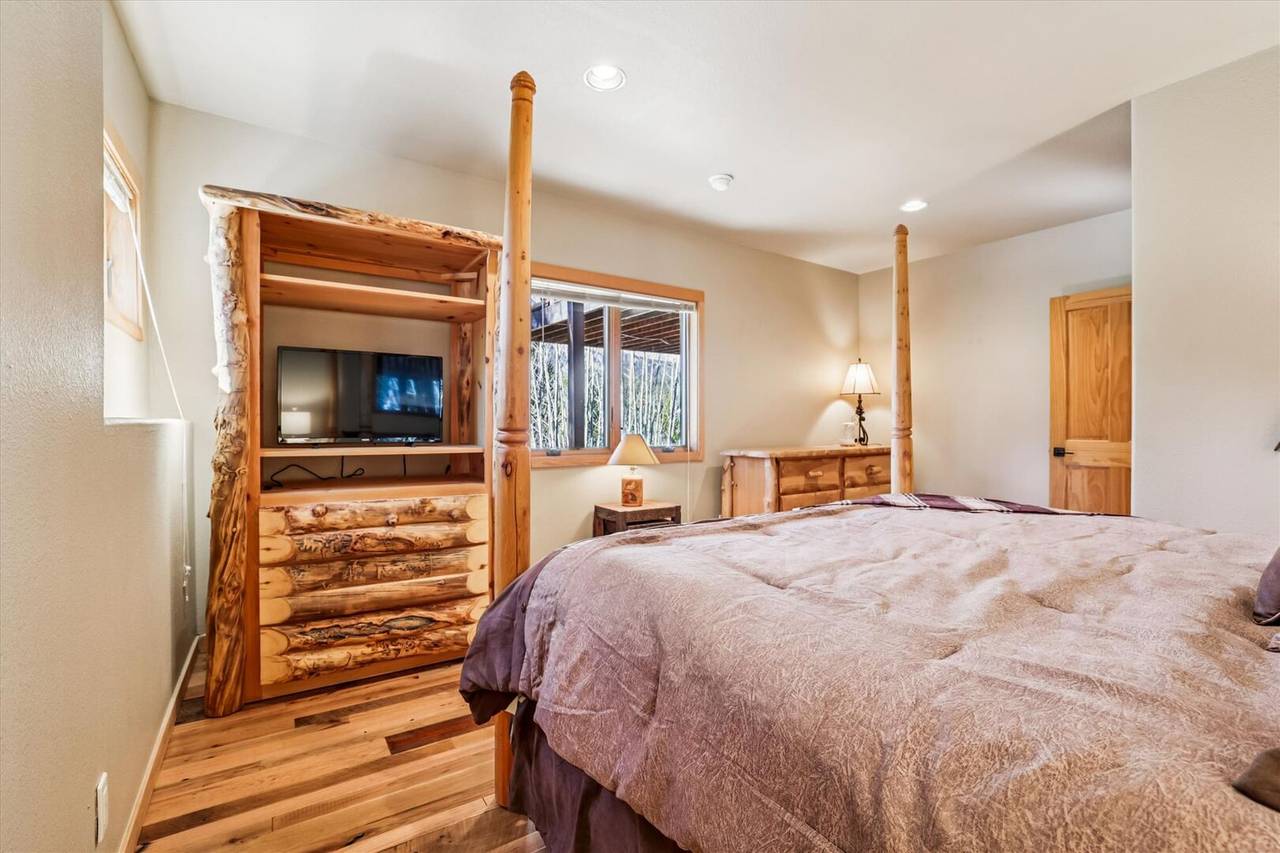 Bedroom - Mountain Serenity Retreat - Blue River Vacation Rental Bedroom - Mountain Serenity Retreat - Blue River Vacation Rental