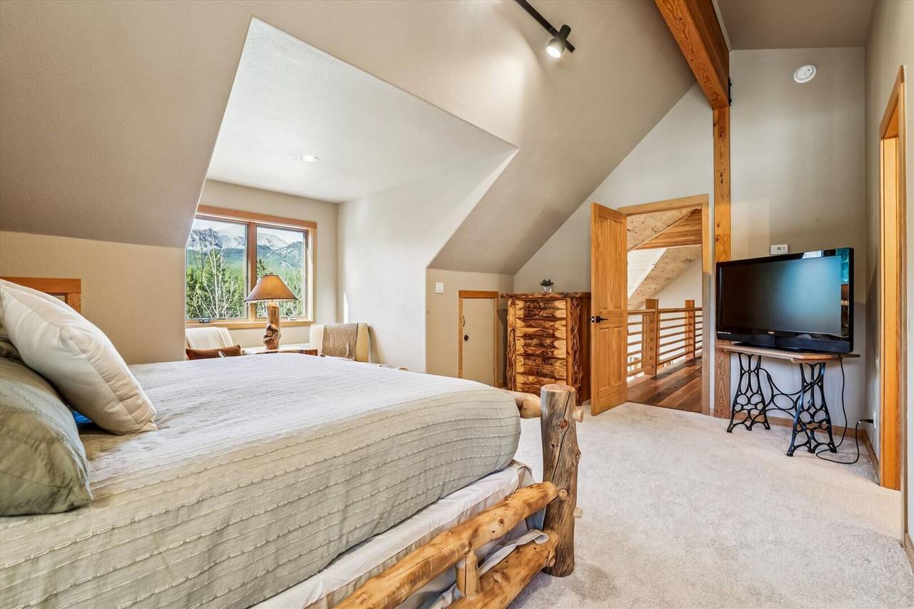 Bedroom - Mountain Serenity Retreat - Blue River Vacation Rental Bedroom - Mountain Serenity Retreat - Blue River Vacation Rental