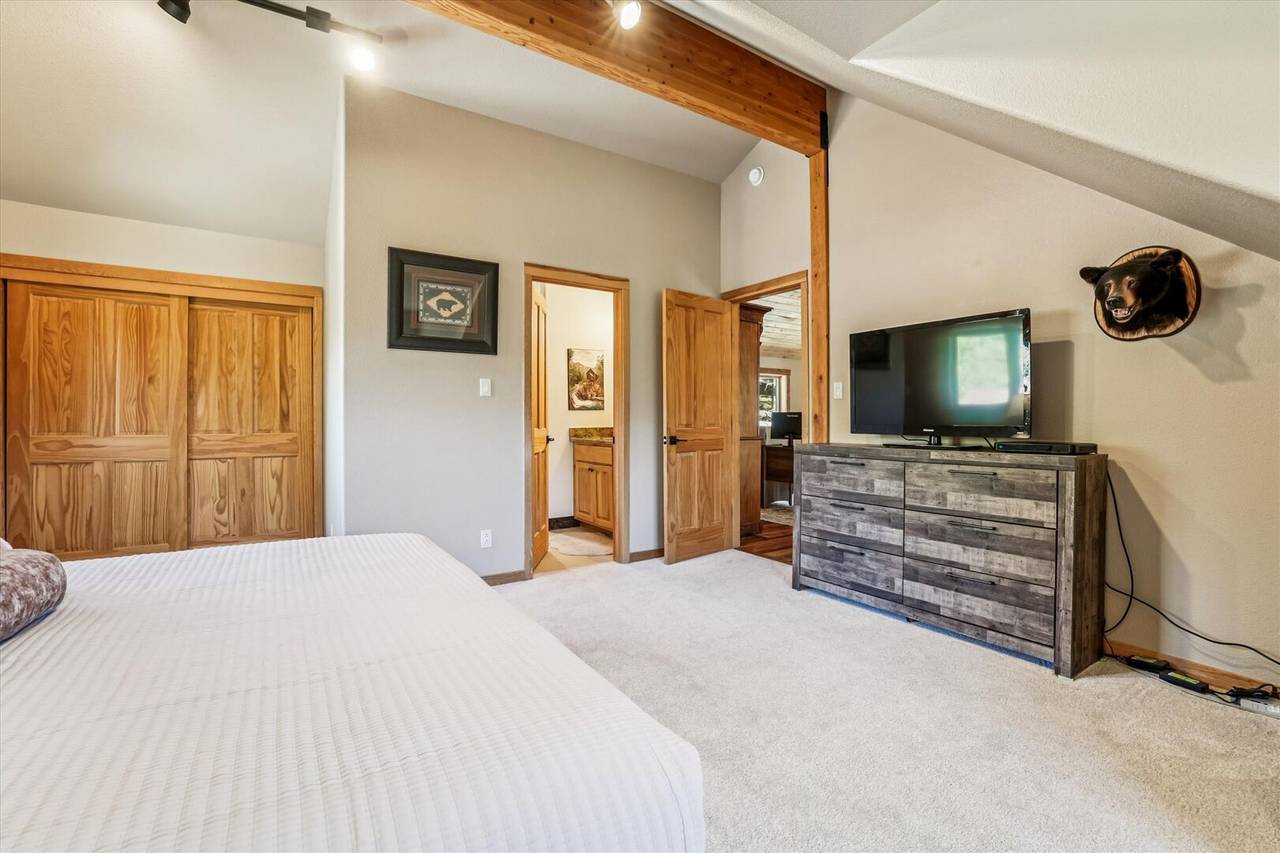 Bedroom - Mountain Serenity Retreat - Blue River Vacation Rental Bedroom - Mountain Serenity Retreat - Blue River Vacation Rental