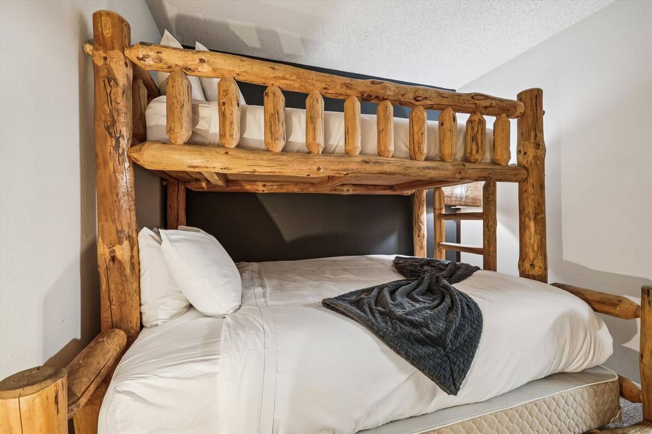 Bedroom - Ski Hill 34 - Breckenridge Vacation Rental Bedroom - Ski Hill 34 - Breckenridge Vacation Rental